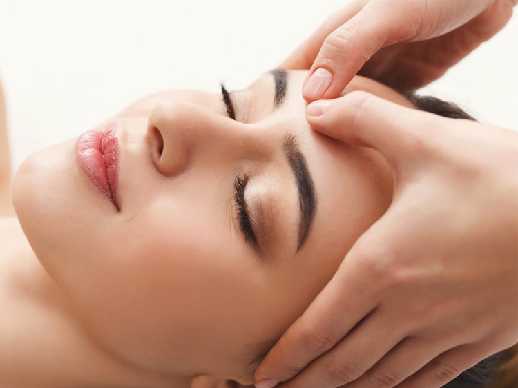 Massage thường xuyên có tác dụng phục hồi da mặt hiệu quả