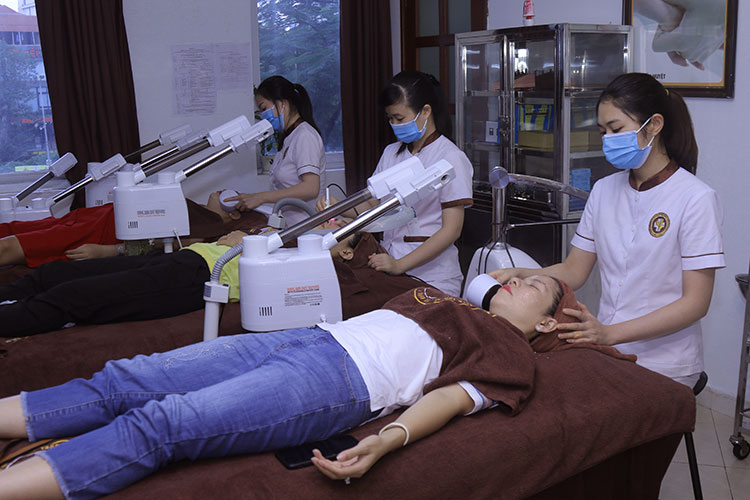 Hình ảnh người bệnh chăm sóc da chuyên sâu tại Trung tâm Da liễu Đông y Việt Nam