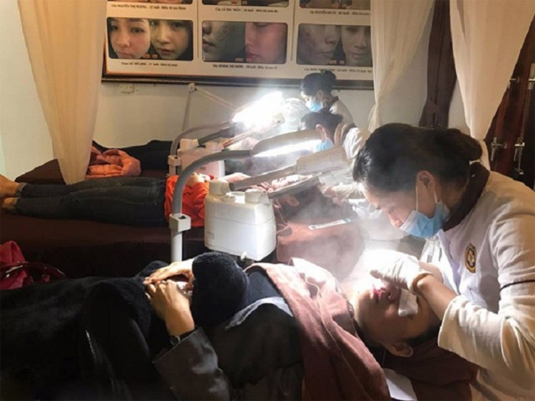 Hình ảnh người bệnh xông hơi nóng lạnh tại Trung tâm da liễu Đông y Việt Nam