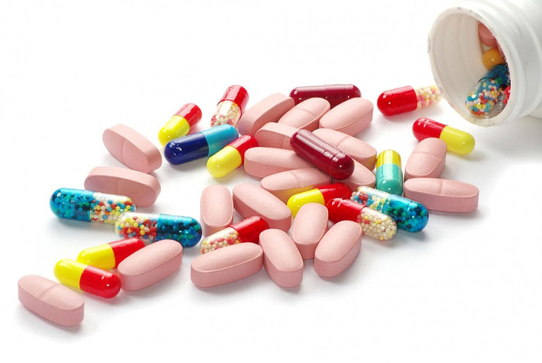 Trị mụn bằng thuốc kháng sinh cần thiết khi các triệu chứng chuyển biến nặng