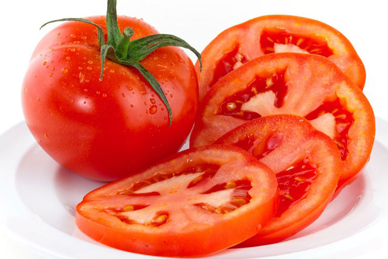 Cà chua chứa nhiều vitamin trị vết thâm rất tốt