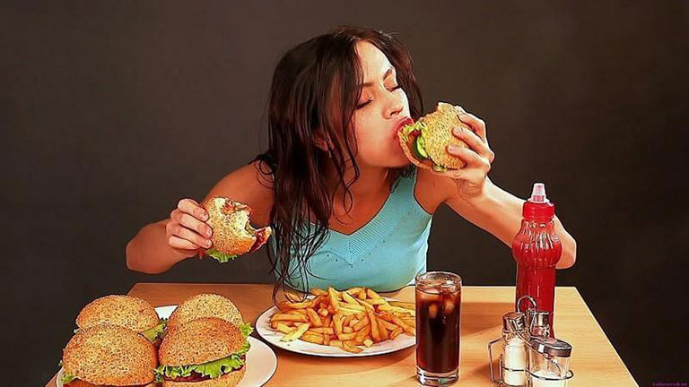 Chế độ ăn thiếu lành mạnh có thể là nguyên nhân gây mụn.