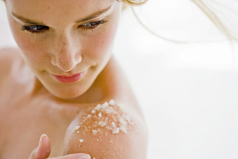 Sử dụng muối biển tẩy da chết, trị mụn ở ngực.