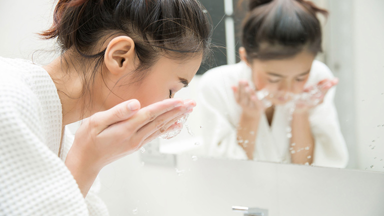 Rửa sạch mặt giúp ngăn ngừa mụn trong thời kỳ kinh nguyệt