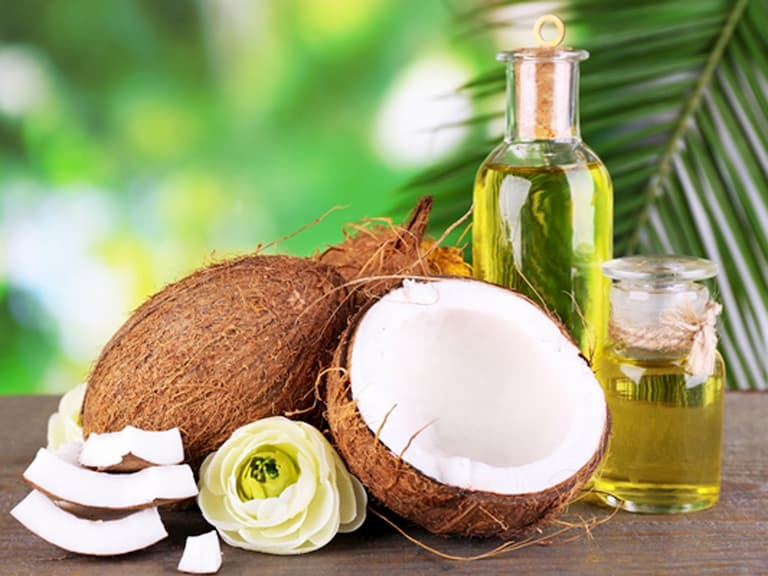 Dùng dầu dừa để tắm giúp dưỡng ẩm da tốt
