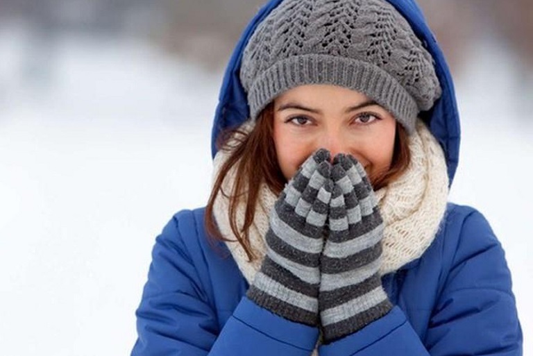 Giữ ấm cơ thể vào mùa đông cũng là cách hỗ trợ điều trị viêm da cơ địa rất hiệu quả