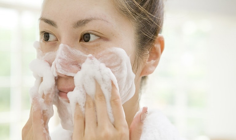 Sử dụng sữa rửa mặt không phù hợp cũng là nguyên nhân gây viêm da dị ứng ở mặt