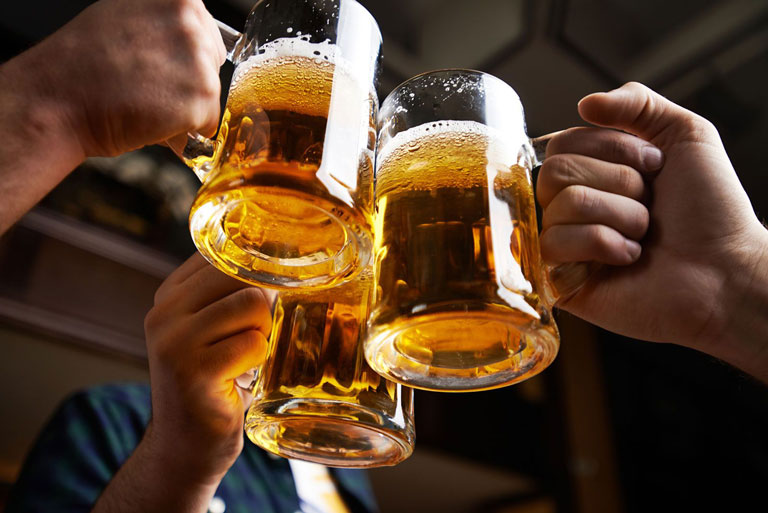 Rượu bia không chỉ có hại đối với sức khỏe mà còn khiến tình trạng mụn nặng hơn