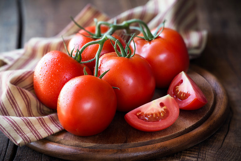 Cà chua có công dụng trị mụn lưng hiệu quả