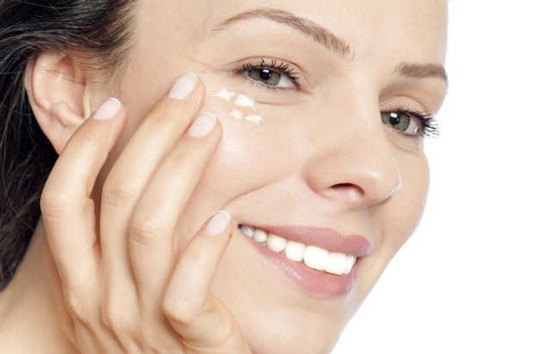 Dùng kem dưỡng ẩm mắt nhằm hạn chế tình trạng ngứa vùng da quanh mắt
