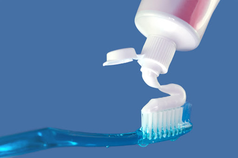Kem đánh răng có tác dụng trị mụn bọc bị chai