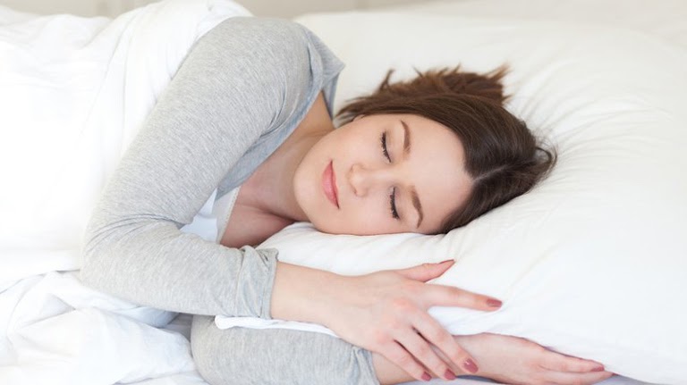 Ngủ đủ giấc có công dụng rất tốt trong hỗ trợ điều trị phục hồi da
