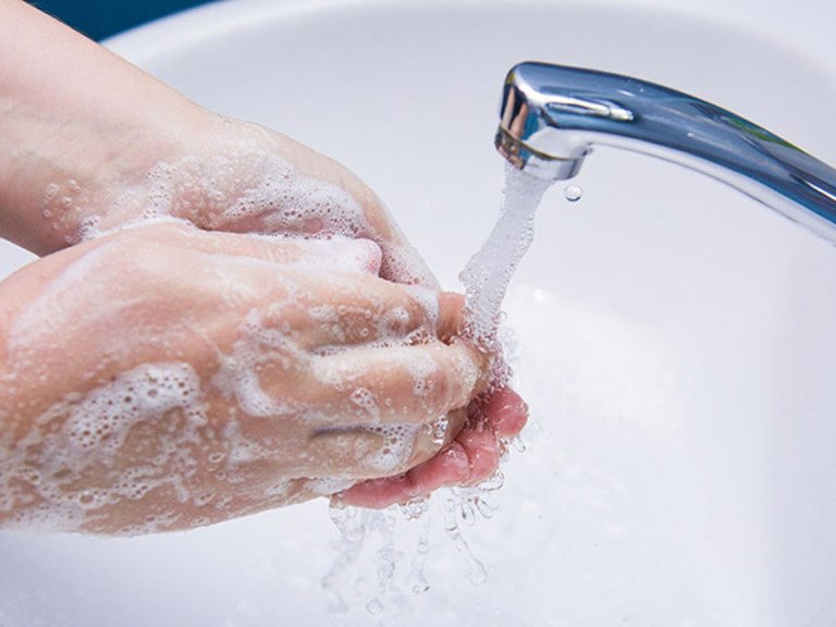 Rửa tay với xà phòng, hạn chế tiếp xúc với nguồn gây bệnh