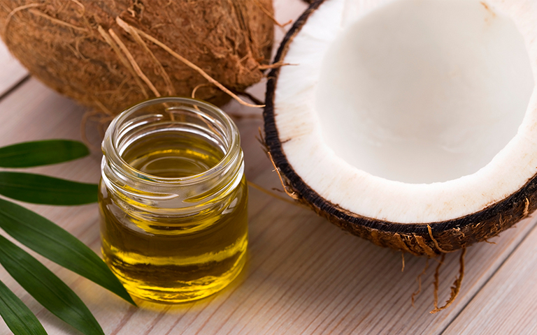 Sử dụng dầu dừa giúp giảm ngứa mặt hiệu quả