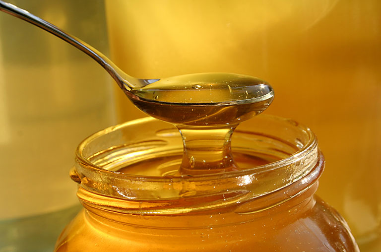 Cách trị mụn thâm cho da dầu bằng mật ong 