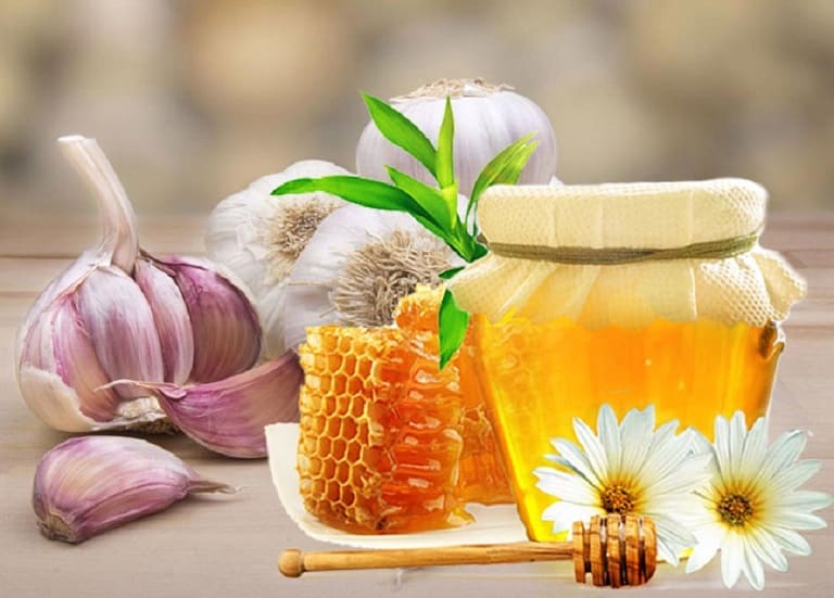 Công thức trị mụn bằng mật ong và tỏi tươi