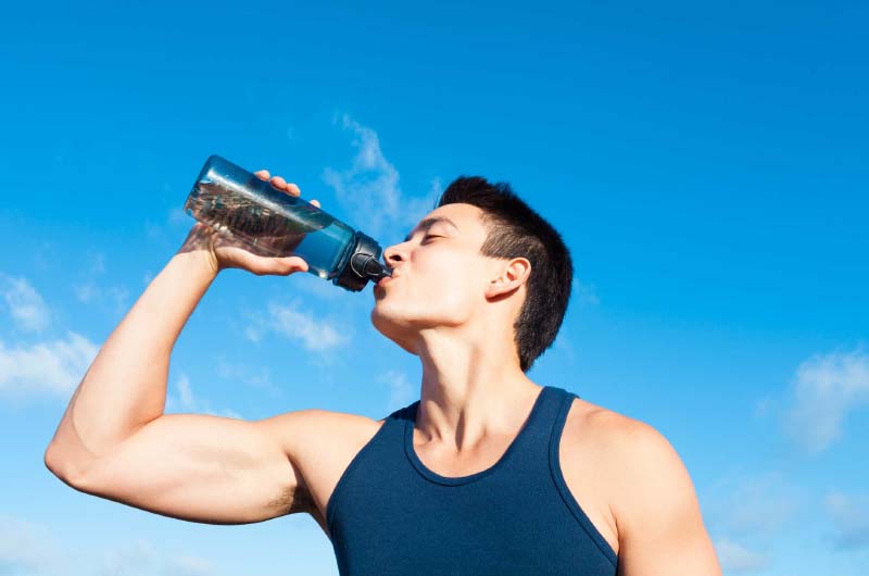 Uống đủ nước hàng ngày để duy trì độ ẩm cho da