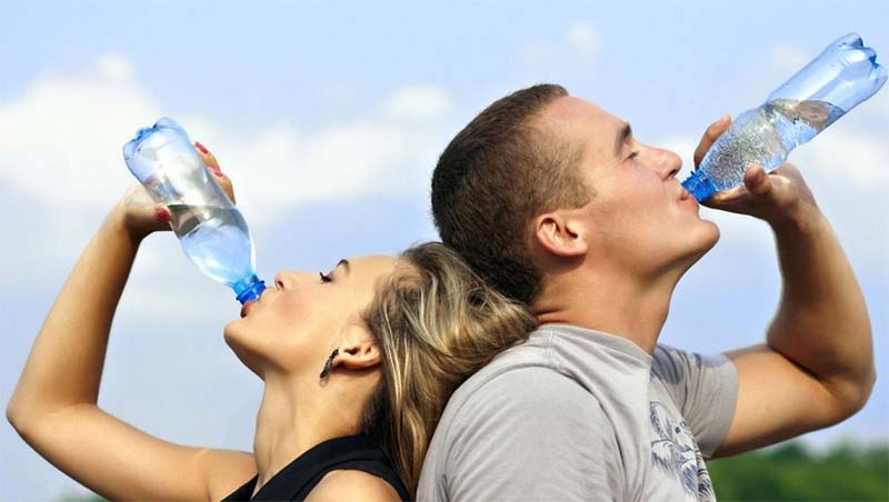 Uống đủ nước giúp da không bị khô