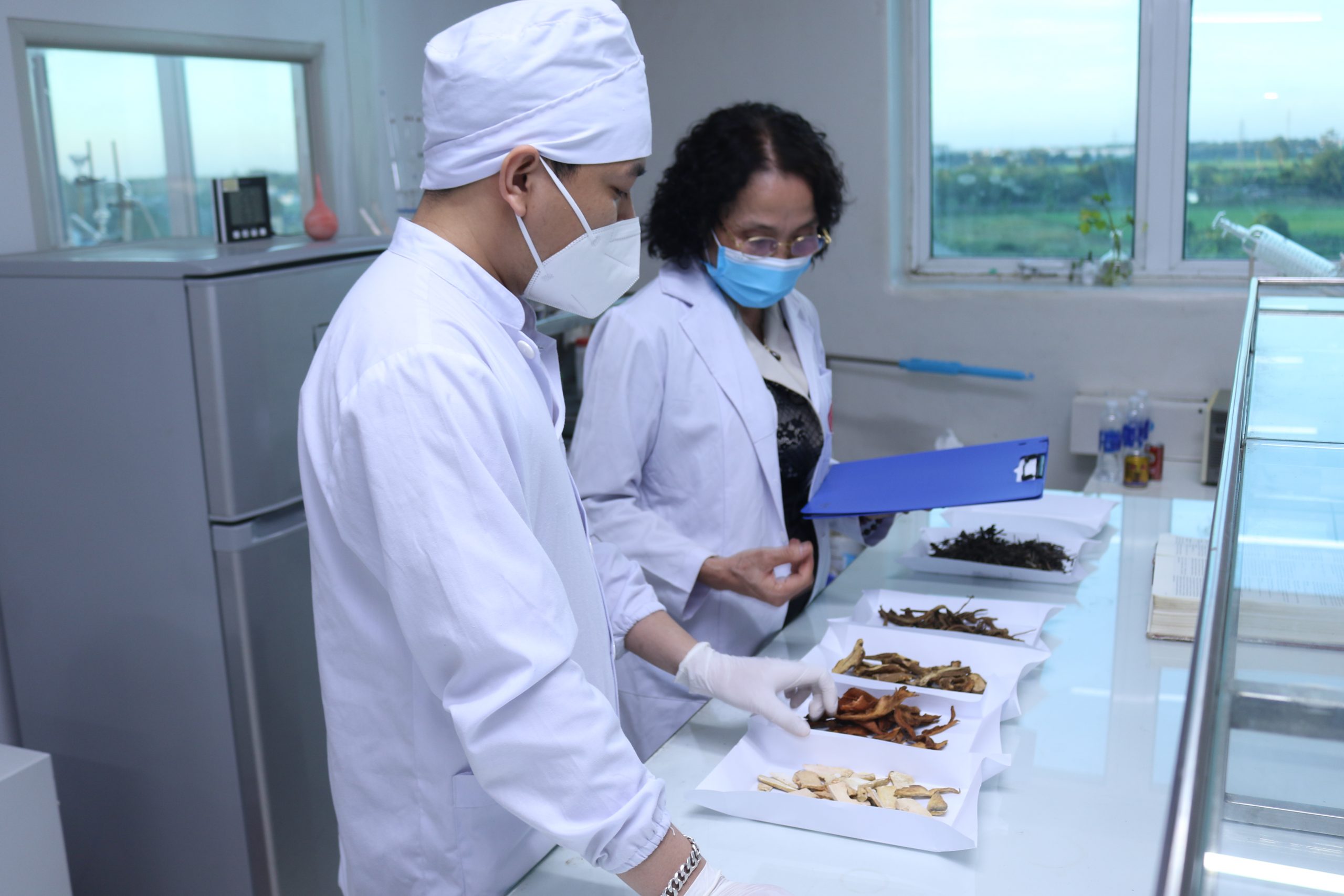 Bác sĩ Lê Phương trực tiếp giám sát quy trình sản xuất thuốc